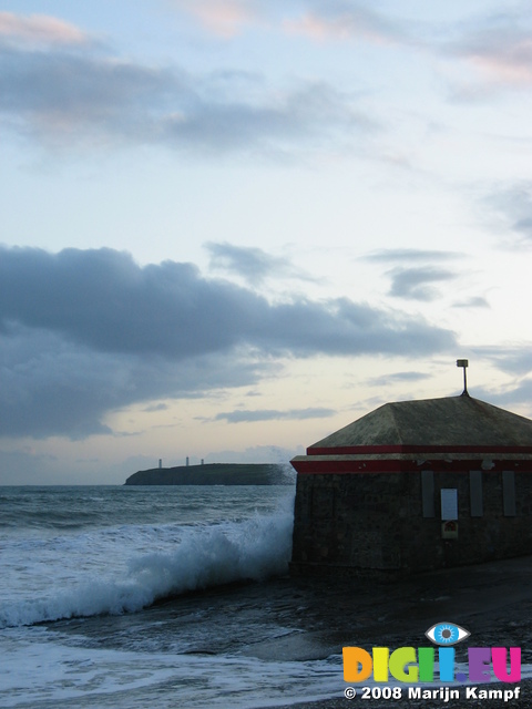 25566 Wave at lifeguard house